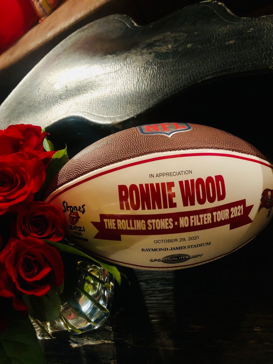 ronniewood's tweet photo. 🎸Thank you Tampa for a wonderful night at the @RJStadium! 
🎨The setlist for the show is now available here:
https://t.co/chakL8OYlG 
#StonesTampa https://t.co/7GxuNuvGHm