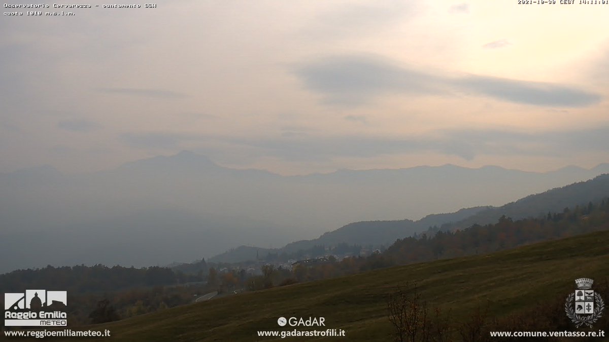remeteo's tweet photo. Atmosfera quasi spettrale per alcune delle nostre webcam (#Casina, #Cervarezza e #MonteOrsaro); la colpa è di un fronte nuvoloso in arrivo da ovest, che verso sera potrebbe portare anche qualche locale pioggia. Peggiora nei prossimi giorni.
Dettagli su: https://t.co/q8JoHsrtsd https://t.co/TT1hEC2Qws