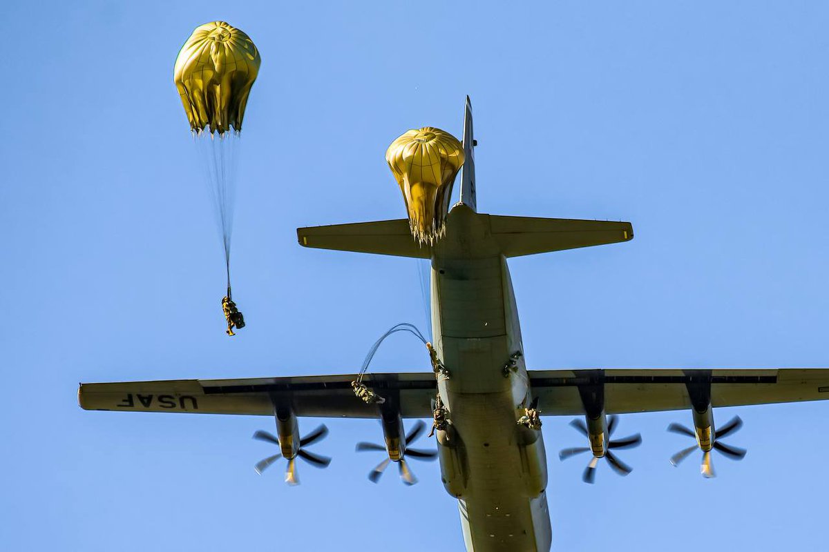 EjercitoTierra's tweet photo. La Brigada "Almogávares" #Paracaidistas #BRIPAC desarrolla el ejercicio. "Listed Paratrooper" con la participación de #paracaidistas del @EjercitoAire  y de la 5ª compañía de despliegue de teatro y del 86⁰ Escuadrón de Operaciones de Apoyo de @usairforce #SomostuEjército 🇪🇸 https://t.co/TftqEsXmXj