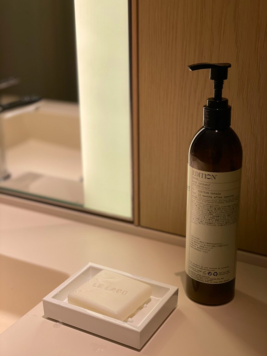 kaorigatari's tweet photo. ホテルのアメニティが香水ブランドってテンション上がる…
チェックインの際に『今月誕生日で〜』ってぽろって言ったんだけど、そのことすっかり忘れてており、外出から戻ってきたらドアに袋がかかってて、中身がルラボのアメニティセットだった…しかもメッ���ージ付き！ホスピタリティすごい。 https://t.co/fvFdxkLQ0h
