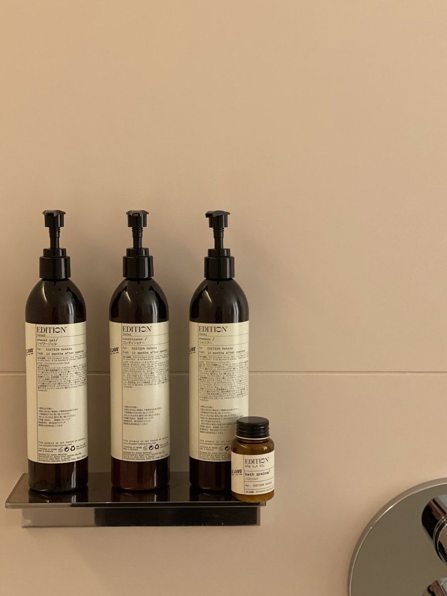 kaorigatari's tweet photo. ホテルのアメニティが香水ブランドってテンション上がる…
チェックインの際に『今月誕生日で〜』ってぽろって言ったんだけど、そのことすっかり忘れてており、外出から戻ってきたらドアに袋がかかってて、中身がルラボのアメニティセットだった…しかもメッ���ージ付き！ホスピタリティすごい。 https://t.co/fvFdxkLQ0h