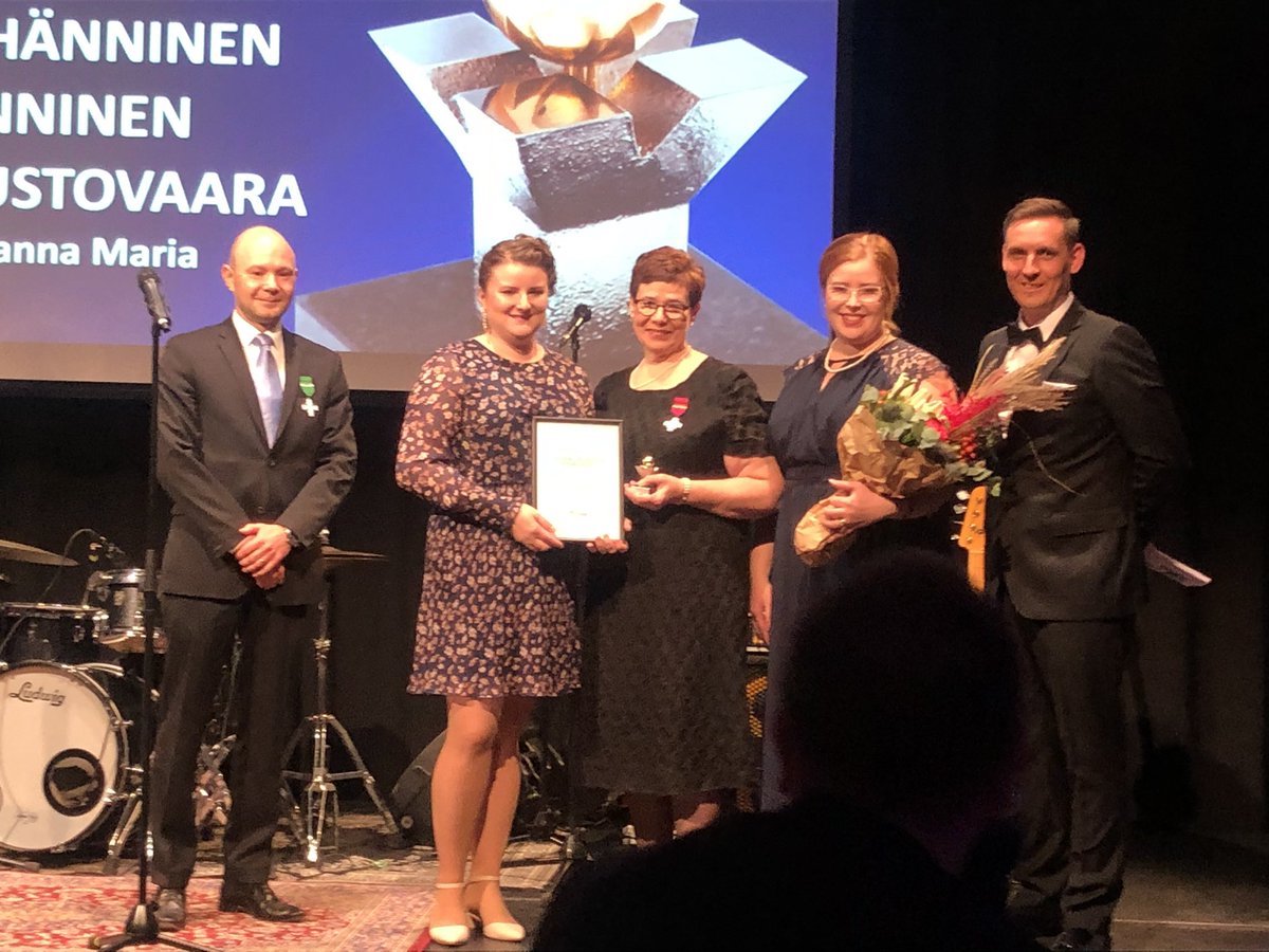 PorvoonKokoomus's tweet photo. 💙 Porvoon Kokoomus onnittelee 75-vuotiasta Porvoon Yrittäjät - Borgå Företagare ✨ sekä vuoden yrittäjää Jesse Berglöfiä ✨ja vuoden perheyritystä ravintola Hanna Maria ✨
#py75 #kokoomus #porvoo @suomenyrittajat #porvoonyrittäjät #yrittäjät https://t.co/WWItKepxEB