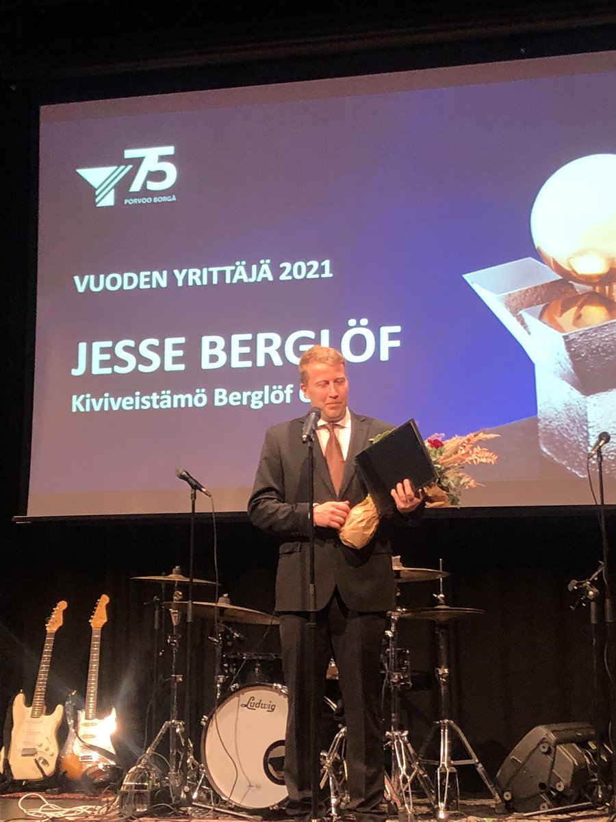 PorvoonKokoomus's tweet photo. 💙 Porvoon Kokoomus onnittelee 75-vuotiasta Porvoon Yrittäjät - Borgå Företagare ✨ sekä vuoden yrittäjää Jesse Berglöfiä ✨ja vuoden perheyritystä ravintola Hanna Maria ✨
#py75 #kokoomus #porvoo @suomenyrittajat #porvoonyrittäjät #yrittäjät https://t.co/WWItKepxEB