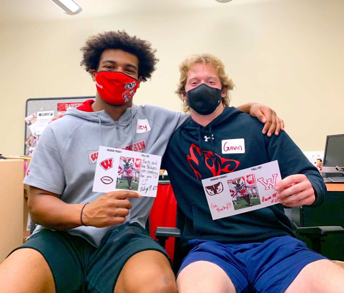 UWBadgers's tweet photo. Friday's are never dull with our friends over at the American Family Children's Hospital (@uwhealthkids)!

Thanks to @Badgerfootball for helping us reflect on some great visits so far, filled with smiles and laughter all around! #BadgersGiveBack https://t.co/SzI6KgajBD