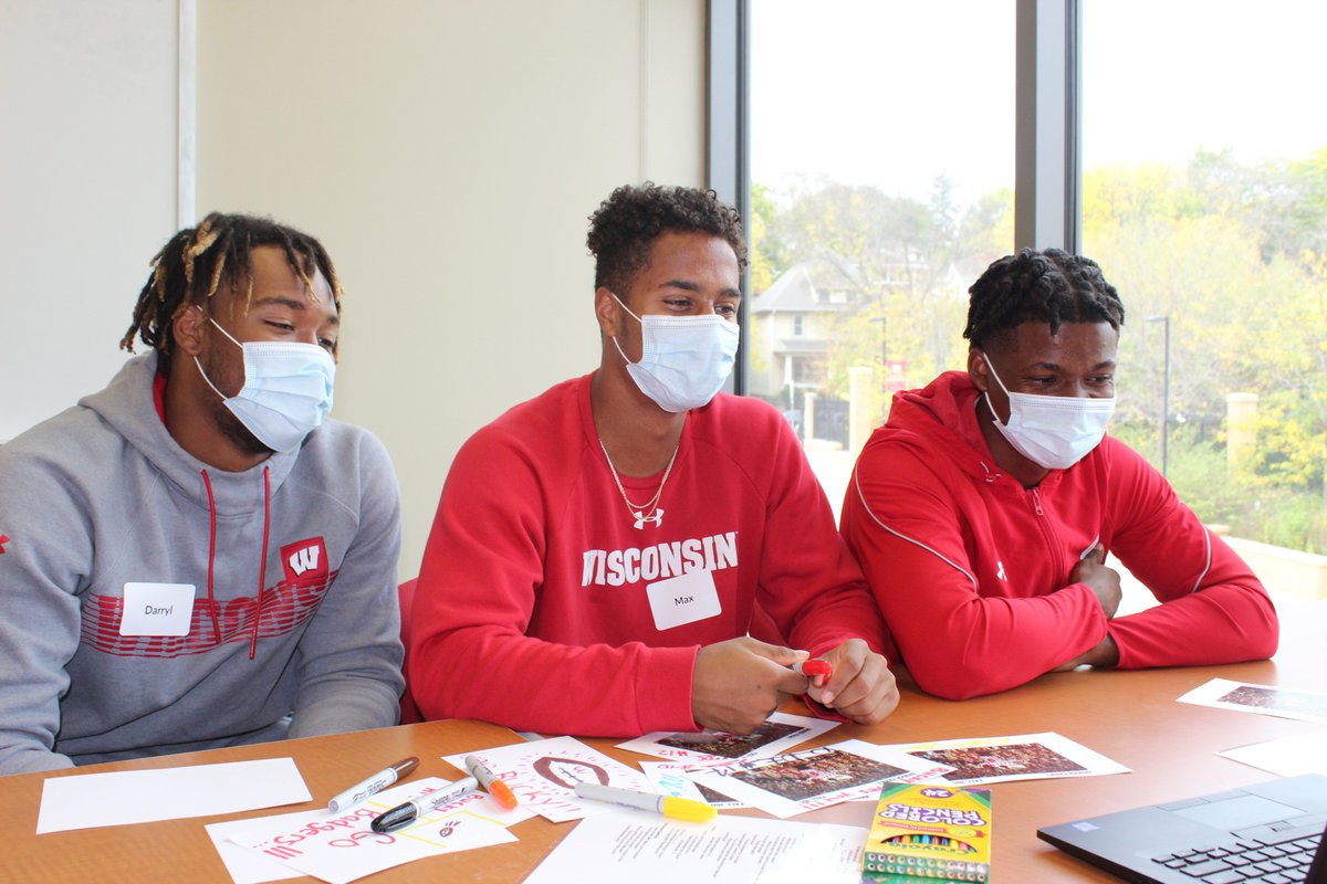 UWBadgers's tweet photo. Friday's are never dull with our friends over at the American Family Children's Hospital (@uwhealthkids)!

Thanks to @Badgerfootball for helping us reflect on some great visits so far, filled with smiles and laughter all around! #BadgersGiveBack https://t.co/SzI6KgajBD