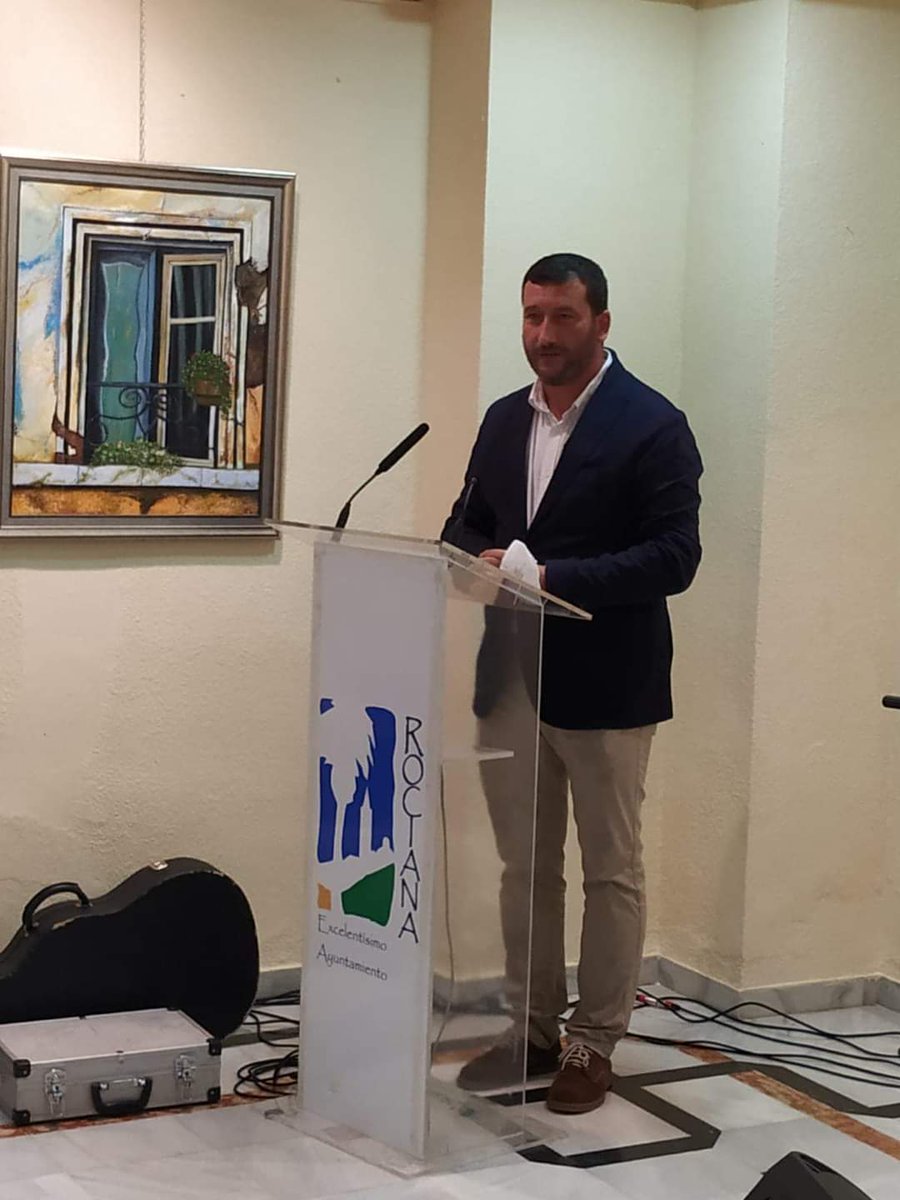 rocianasigloXXI's tweet photo. La presentación del libro " 21 formas de decir te quiero " del escritor rocianero Carlos López Martín 
La música sensible del cantautor Nicolás Capelo   
La lluvia acompañó para poner el sonido otoñal a un acto muy emotivo donde la mujer fue la gran protagonista. https://t.co/s0et3F91w3