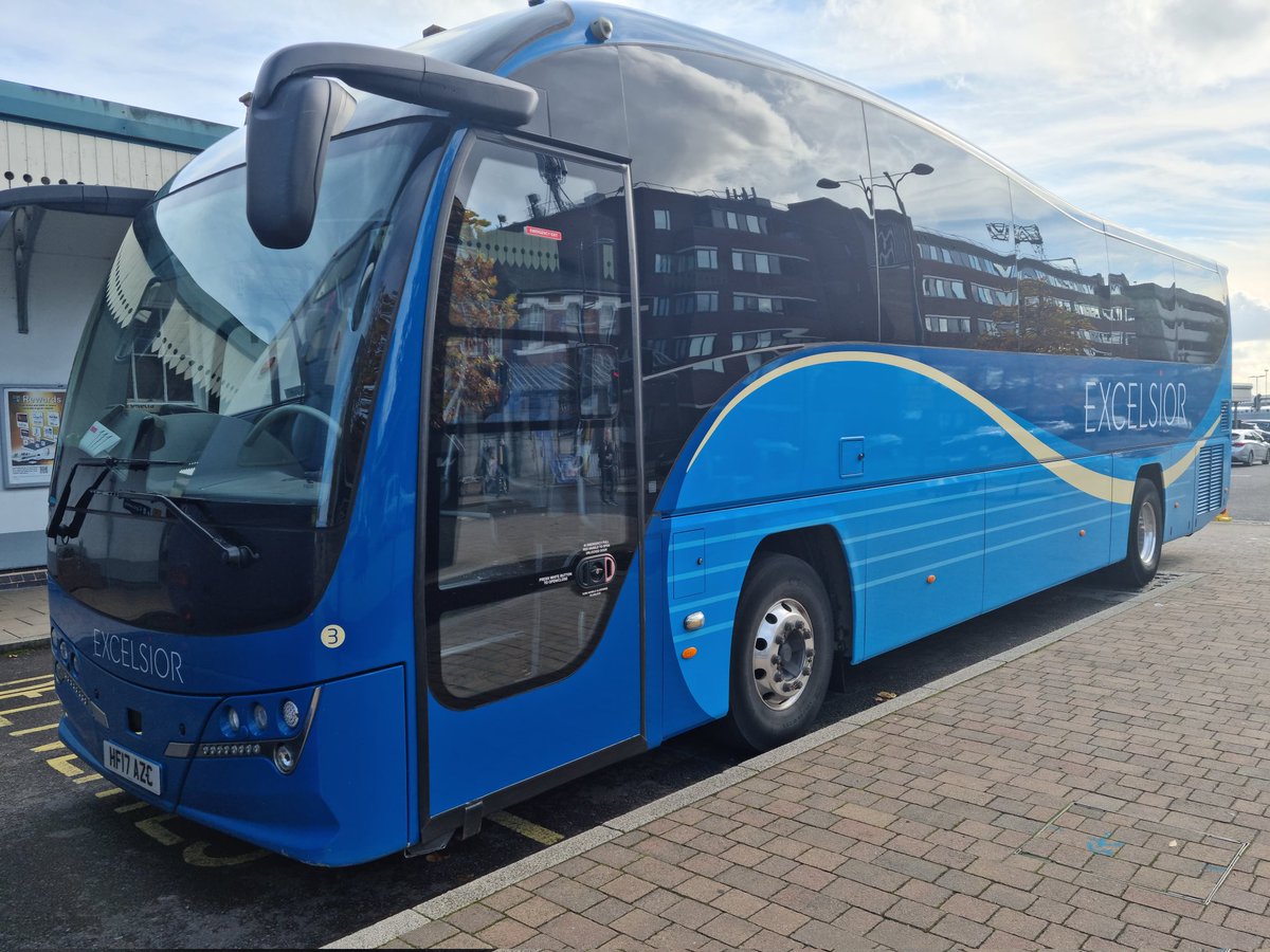 NealChapman16's tweet photo. @TheCoachYard Coach 3 on Rails sat at Eastleigh Station. https://t.co/uFyBDz22R5