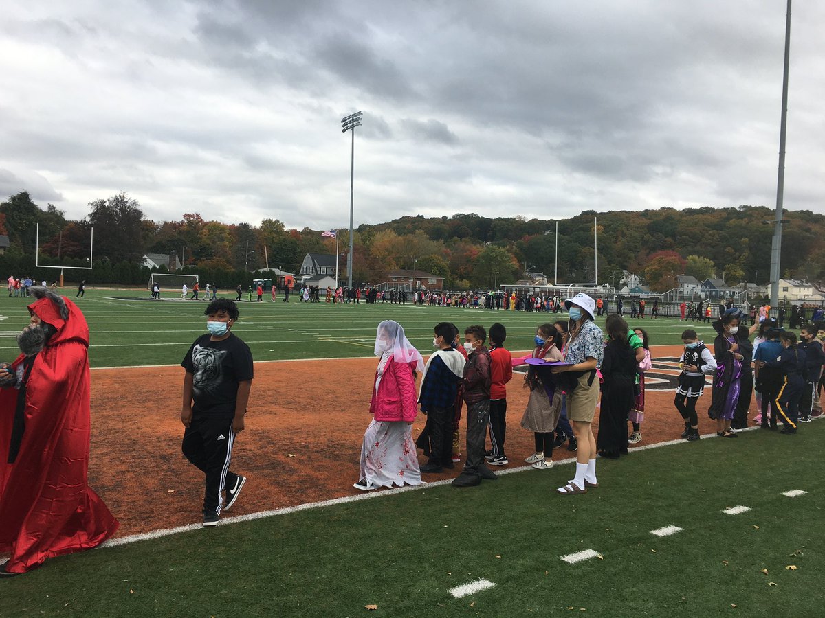LJaime13's tweet photo. Thank you all for coming out for our costume parade! Β‘Gracias a todos por venir a nuestro desfile de disfraces! @EDETIGERS #keysforsuccess https://t.co/NZnUaWTvbZ