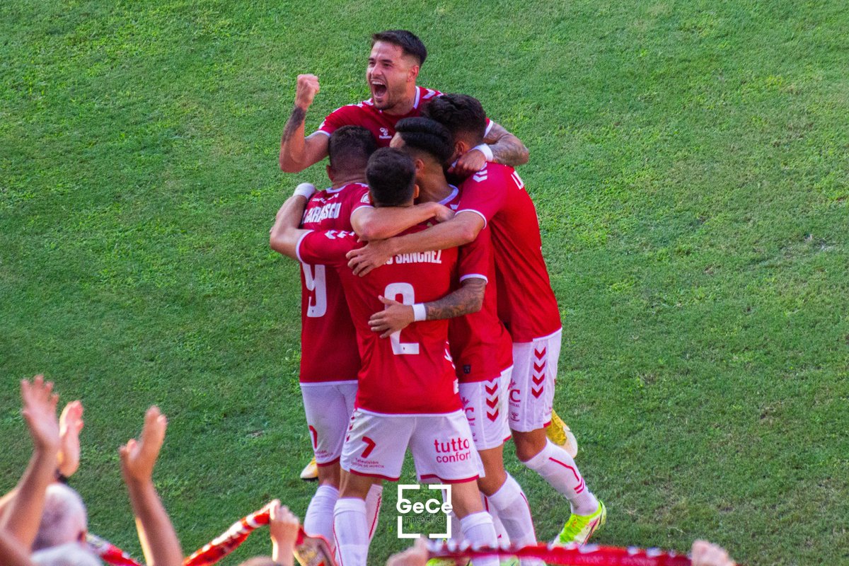 Mi abuelo me acaba de decir que me vaya a ver el Madrid, le he contestado que si quiere le digo cómo van porque a mí el partido no me interesa.

'Eres igual que tu tío.' me ha respondido para después continuar con un 'sois del Murcia y solo os da pesambres.'

Pues gracias.

❤️