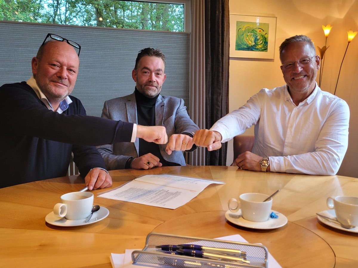 ADD_Security's tweet image. #Directieuitbreiding bij @ADD_Security; oprichter Henri Schalen ondertekende, samen met algemeen manager Sjon Kleine en projectmanager Wim Oldenhuizing de papieren van het, voortaan gezamenlijke, #beveiligingsbedrijf. Het directeur-eigenaarschap van de drie is daarmee officieel.