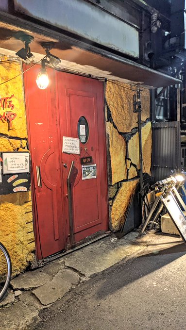 今日はバラッドメンを見に、鶯谷のwhat's upに行ってきました!
仙台のTAKEとranferを足して2で割ったようなハコで、最高にテンション上がりました!!
他のバンドは初めて見るバンドばかりでしたが、全部カッコよくてかなり良かったです!!そしてバラッドメン今日も最高でした♡(っ'ヮ'c) 