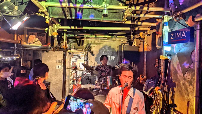 今日はバラッドメンを見に、鶯谷のwhat's upに行ってきました!
仙台のTAKEとranferを足して2で割ったようなハコで、最高にテンション上がりました!!
他のバンドは初めて見るバンドばかりでしたが、全部カッコよくてかなり良かったです!!そしてバラッドメン今日も最高でした♡(っ'ヮ'c) 