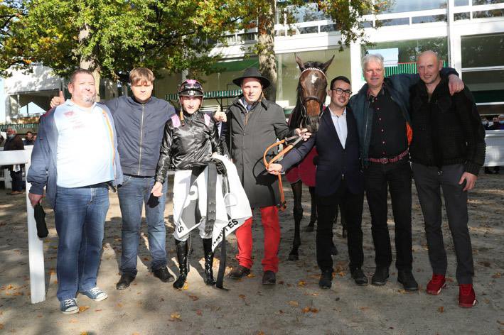 Lucsky_Turf's tweet photo. De retour du #PetitPort @nantesfr pour soutenir jusqu'au poteau la jument de mon ami @mutrelV #BlueStars retour au pronostic quinté 😃
#Teamturf Le quinté du jour en 6 façon @lbturf
9 DENTOR DES OBEAUX
8 BUBBLE STAR
1 KIMRIVER
4 FERBLUE
10 GEELONG SPORT
2 GARDEZ LA MONNAIE https://t.co/Rcf1m1R9Fs