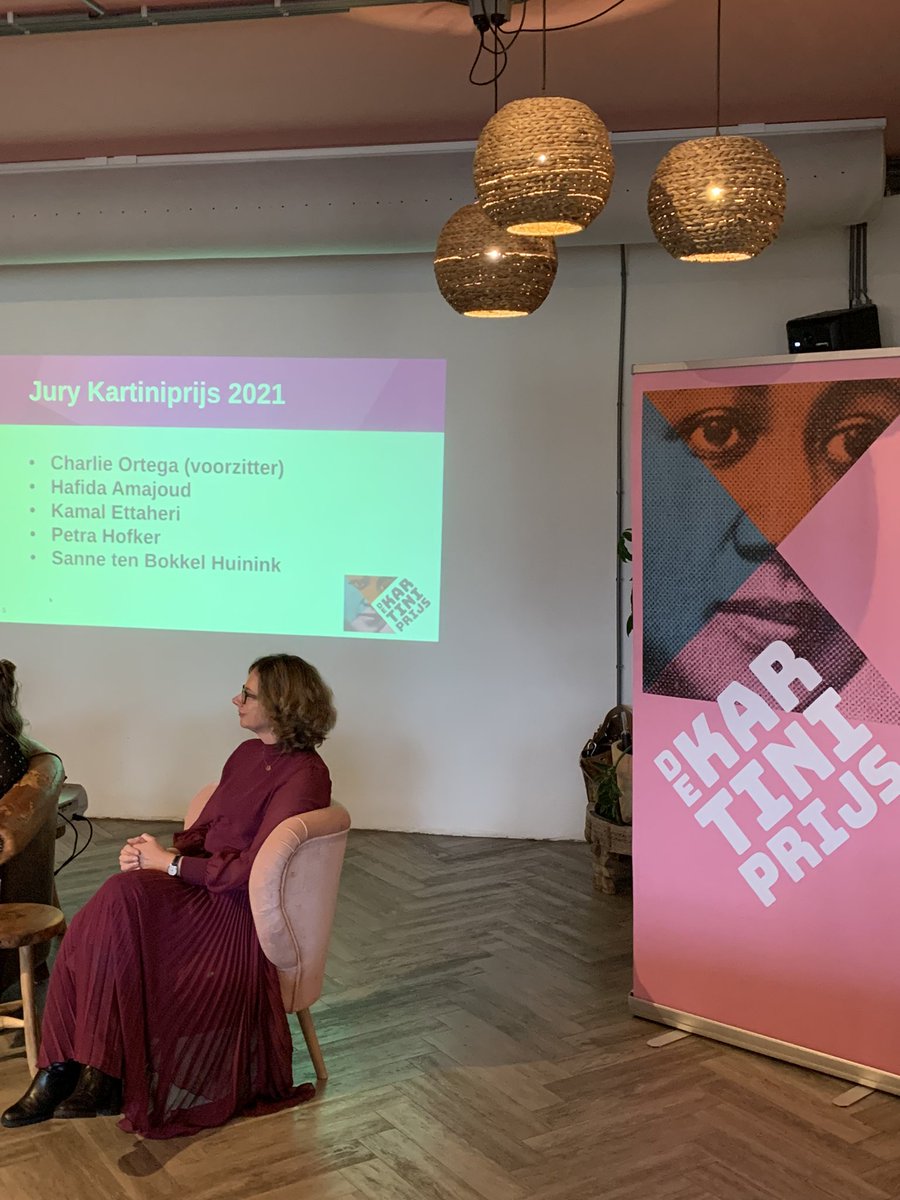 NathalyMercera's tweet photo. Voorzitter Van de jury @charlieortega leest juryrapport voor #kartiniprijs #vrouwenemancipatie @PEPDenHaag @GemeenteDenHaag https://t.co/LImdKqADAy