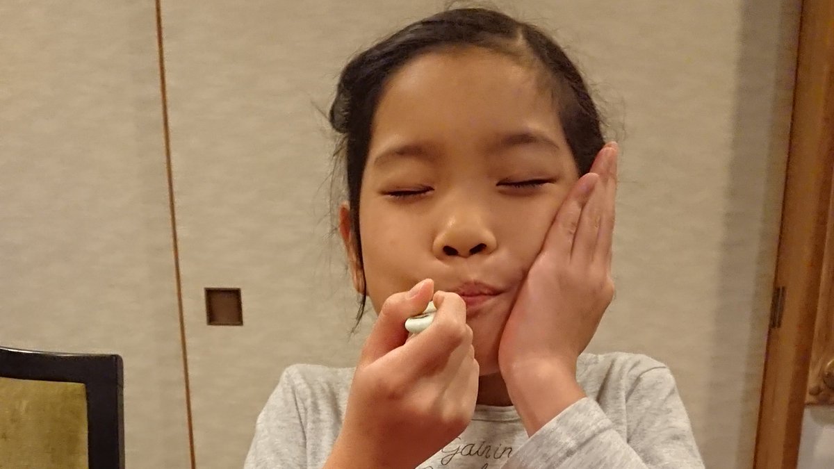 大沼みずほ S Tweet 実りの秋です 朝日町のりんご 高徳や西洋なし 新種の リーガルレッドコミス こうして並べて見ると赤 赤 赤 明日には自民党本部で当選した候補者の名前の上に幹事長が赤い花をつけます 多くの赤い花を咲かせること ができるよう 最後まで ご