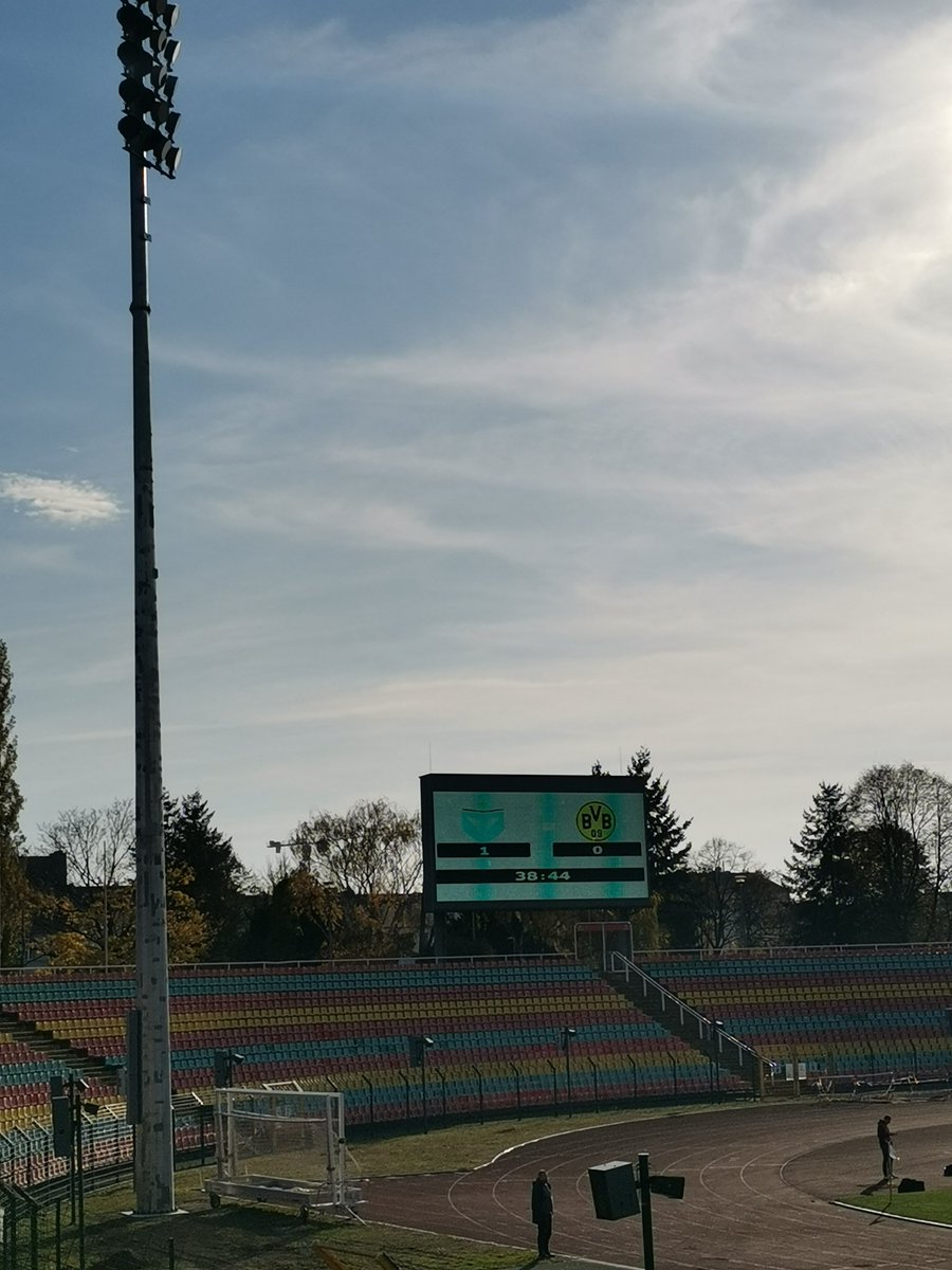 TspSport's tweet photo. Viktoria Berlin geht im Heimspiel gegen Dortmund II durch Enes Küc mit 1:0 im Führung. Dabei hatte bisher der BVB klar das Spiel bestimmt. #BLNBVB https://t.co/mtWIQH3gBT