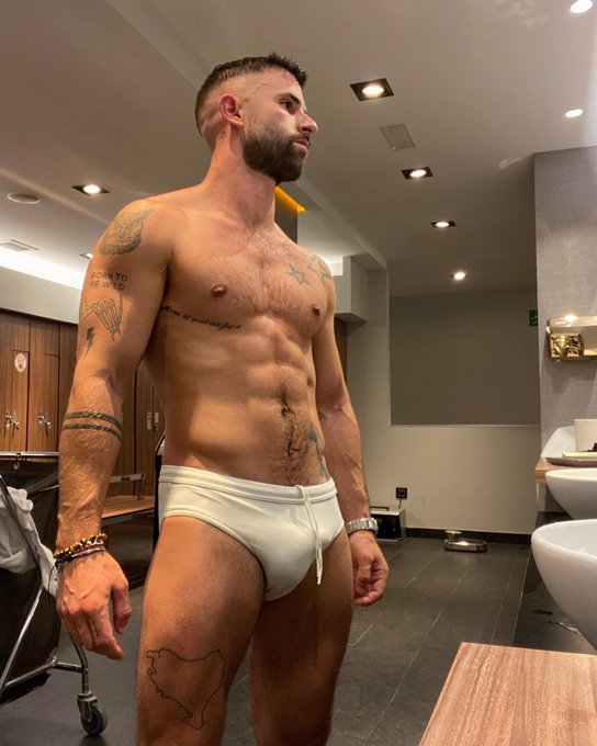 2 pic. Posting here since this pics were taken down on Instagram ??‍♂️??? https://t.co/4SVrsZZgEA