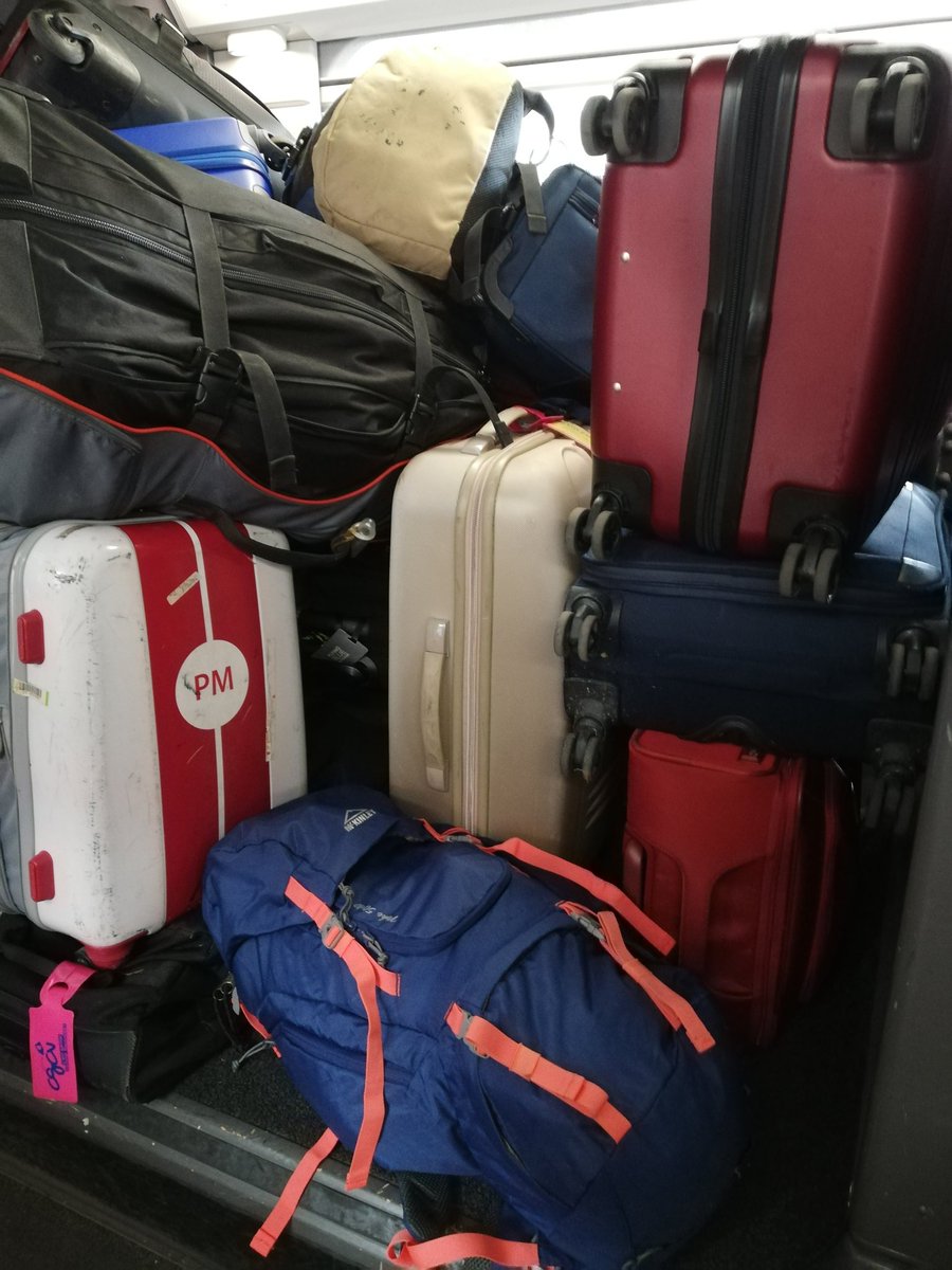 Matthieu_By's tweet photo. Presque aucun bagage sous les sièges, dans l'espace central du couloir ou l'espace de rangement du fond !

Les passagers ne sont décidément pas très branchés Marie Kondo @SNCF ! 👀

Puis y'a plus d'espace vélos 😅 https://t.co/rvcHTMdkWD