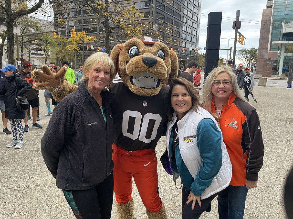 CleMetroBar's tweet photo. Thank you to everyone who came downtown this morning to join us for the 20th Annual Halloween Run for Justice! https://t.co/XN5R2H7iNB
