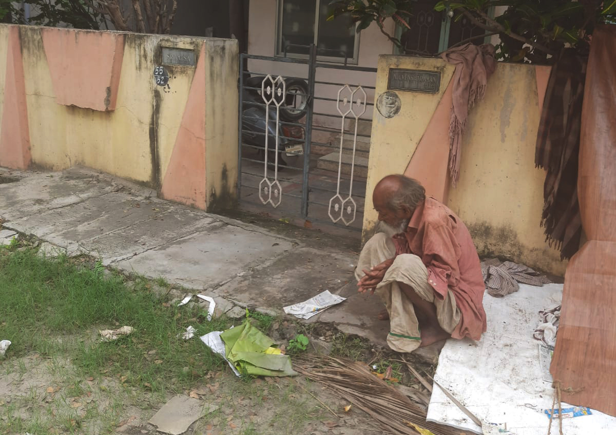 netisam's tweet photo. Request Help! @CollectorCbe An Abandoned old age man is stuck in our street (Krishnammal street, K K Pudur, Coimbatore) in this heavy rain for few days, and we reached out to the #ElderLine 14567, and my friend raised "TN21102800002" a Query for the old man rescue. https://t.co/hOEkzxMXMO