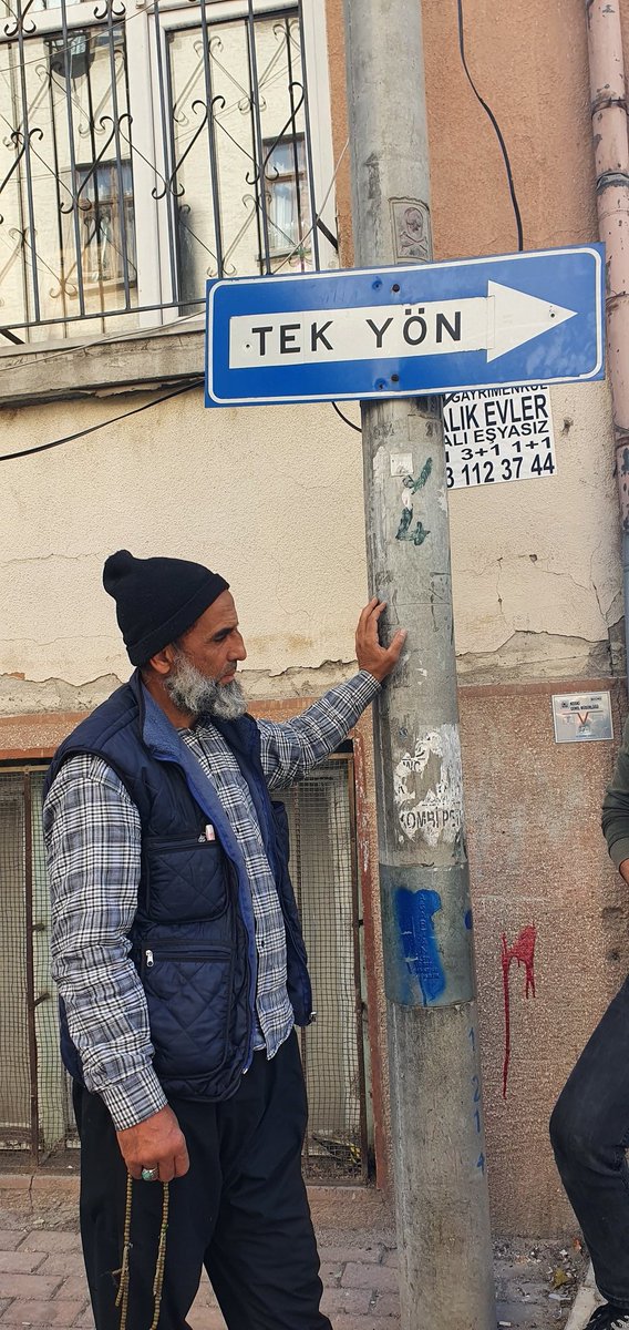 Çoktu dünyadan beklediğim
Dünyanın yoktan olduğunu bilmeden evvel.