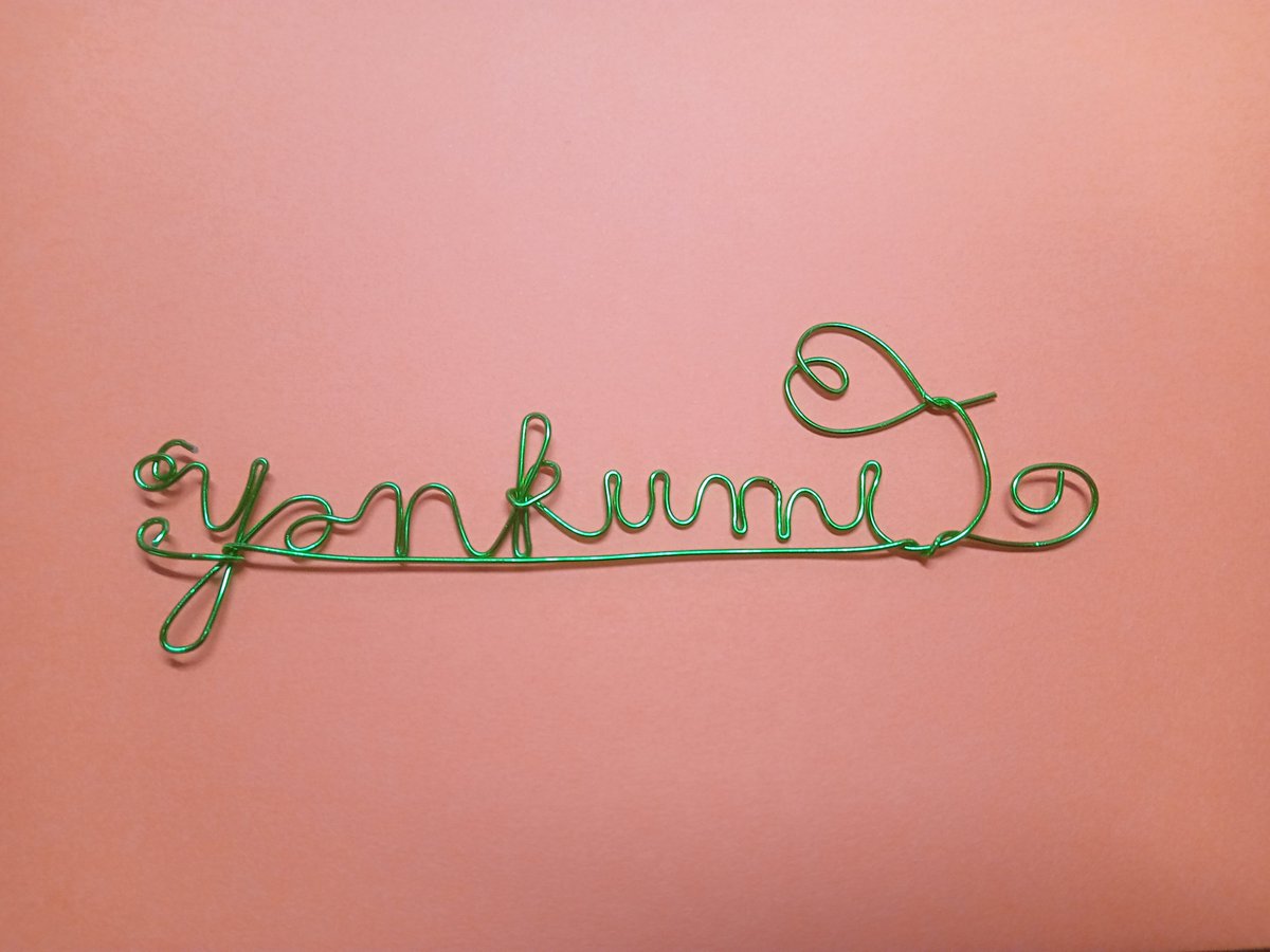 random_haishin's tweet image. やんくみさん(@chankumi10 )　
iの点部分をハートにしてみました。
緑のname線に背景を３種類変更して撮影しました。
いかがでしょうか？😆
#WIREname