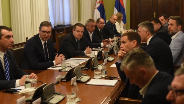 Замисли, после свега што знаш, да седнеш преко пута АВ и не кажеш му где си Издајниче.
Ни ја не могу да замислим.