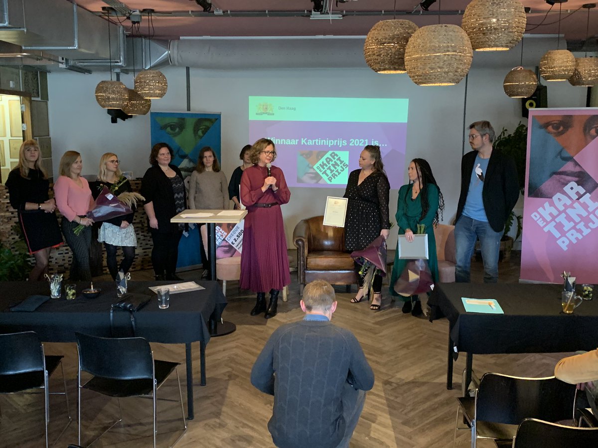 NathalyMercera's tweet photo. Wethouder emancipatie Den Haag, Arjen Kapteijns reikt #Kartiniprijs uit aan Anna Kowalska van Polka centrum voor Poolse vrouwen. @GemeenteDenHaag @PEPDenHaag #vrouwenemancipatie https://t.co/kZCYmnzysD