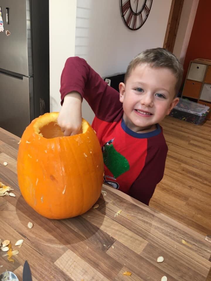 AnthonyAshton1's tweet photo. #pumpkinfun #2princes https://t.co/hqhw3RveGa