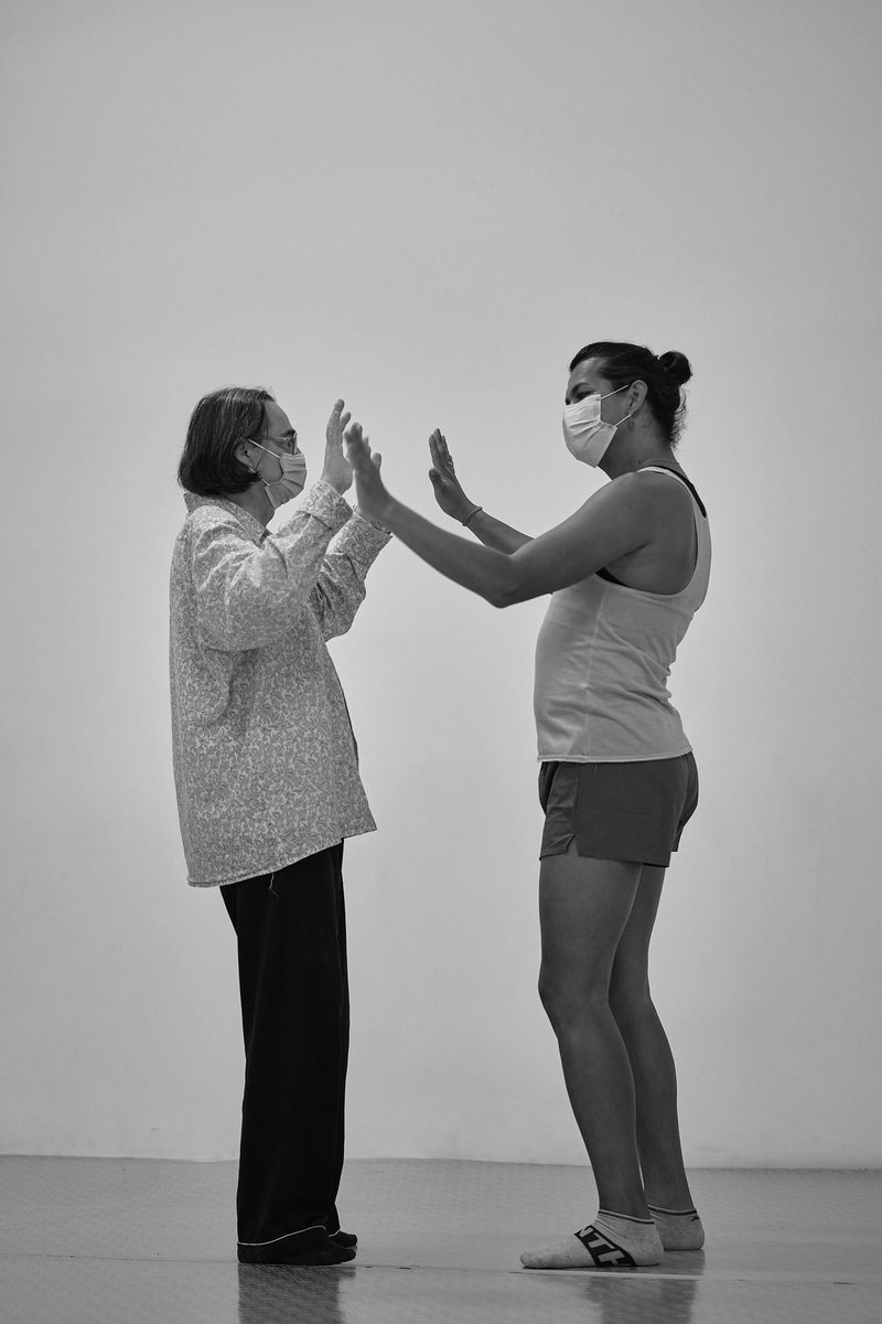 ccoreomadrid's tweet photo. 🖇Conectar con tu cuerpo en un espacio íntimo y sentirte ayudad@, motivad@ acompañad@... para conectar con los demás a través del movimiento bailado.
Cada viernes en #espaciovilarinyo📍
🤝@ccoreomadrid, socia española del Proyecto europeo #Performinggender.
📸@LucieBart13 https://t.co/wmoeVy7s84