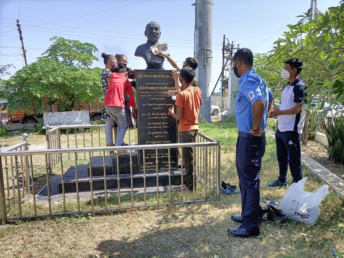 NCC_Dte_Gujarat's tweet photo. #CleanIndia
#Swachhbharatabhiyan
#NCCforStatues
Cadets of 8 Guj NU NCC Jamnagar cleaned and maintained the statue of Freedom Fighter Shyamkrishna Varma and propogated the message of Swachh Bharat 
@DefencePRO_Guj
@HQ_DG_NCC
@Cmoguj
@Bhupendrapbjp
@ jitu_vaghani
@drajaykumar_ias https://t.co/DiaAhEyAmV