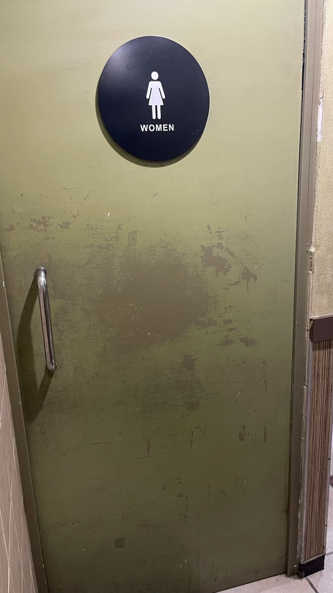 JoseM_Amaro's tweet photo. Es una vergüenza que un restaurante de @CarlsJrMx esté en un estado de abandono, suciedad y deterioro tan deprimente. Y bueno sería que el servicio salvara la experiencia, pero no, además de horrible la sucursal, horrible el servicio. Parabién, Nuevo Vallarta. https://t.co/CXViP7E3tu