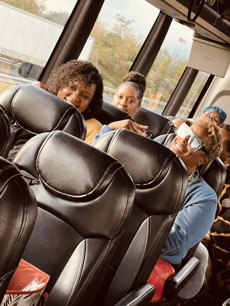 Modage_Style's tweet image. And we are off!!  We are headed to New York for a day of vintage and resale shopping.  First stop @TheVintageShow