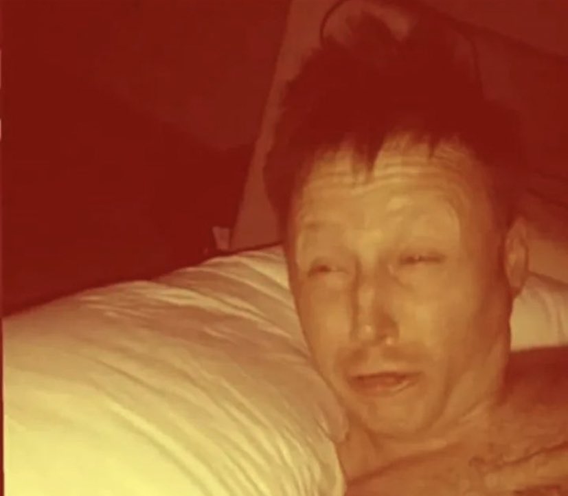 Frodo: Se pone el anillo a las 3:45 de la madrugada

Sauron: