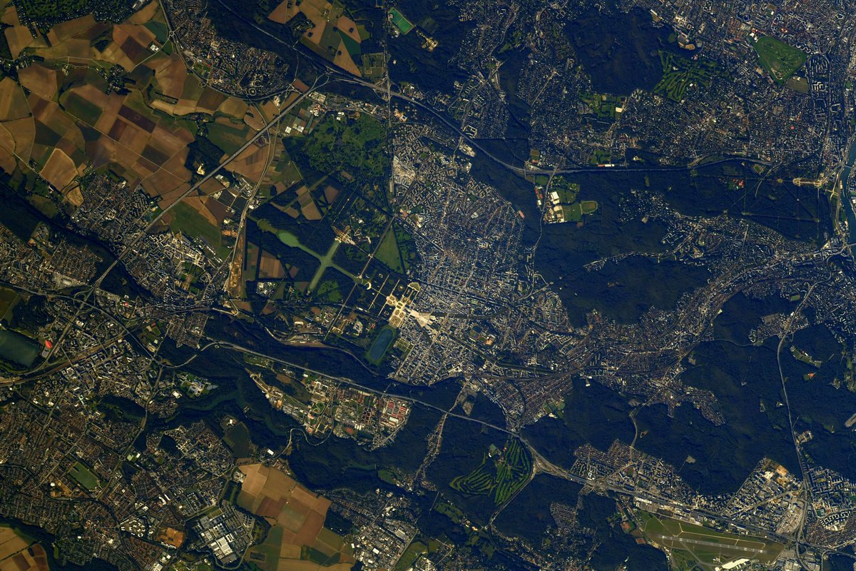 Le château de Versailles, monument chargé d'Histoire s'il en est en 🇫🇷 ! 
👑
Versailles where Louis XIV used to live, now a very frequently visited tourist attraction!
#MissionAlpha flic.kr/p/2mFn1U1