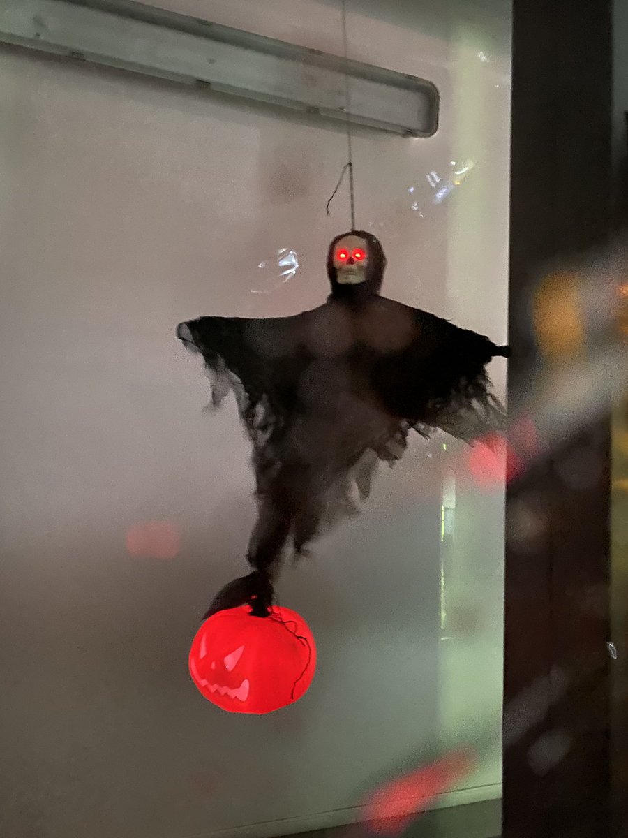 Olipas aivan karrrmaiseva Halloween-pesu tänään Kaaren pesukadulla! 😱🎃 #pesukatu2v #synttärit #halloween #pesutpuoleenhintaan