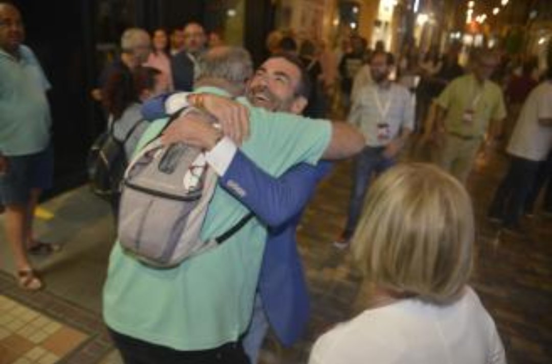 aladroquect's tweet photo. #YoConMiAlcalde
Cuando lo conocí en 2010 supe q sería alcalde y q haría q CT y su Comarca dejara d ser el huésped del parasitismo del centralismo panochil huertano q nos asfixia y maltrata.X eso lo odian
Los q queremos a CT,tenemos valores y principios vamos con MC y @pepelopezct https://t.co/lNWzffkxYY