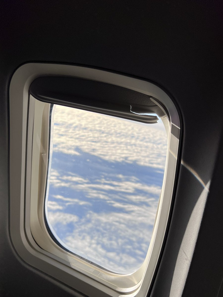 andrewchobs's tweet photo. This aisle window gives us a lot of concern. It has no ability to close at all. Don't worry, the flight attendant told us. What the hell... 

We're in danger...

Flight number: DL1519
Seat: 36A

I've been a Delta customer for ten years.

@Delta @FAANews @CBSNews @ABC @cnnbrk https://t.co/g32aO7D9fE