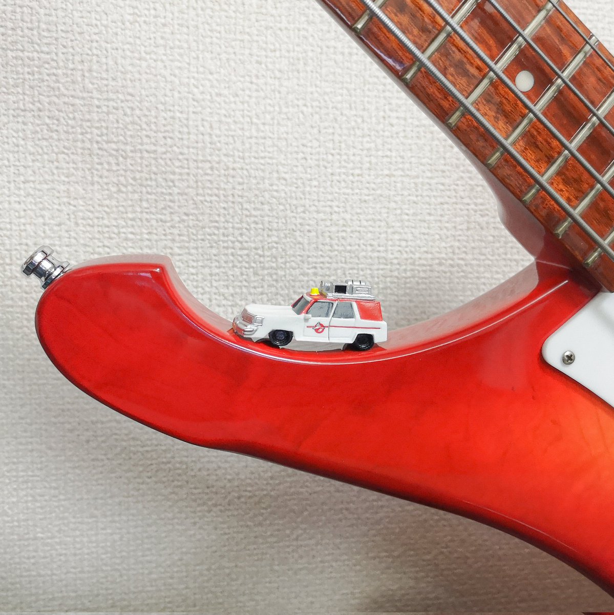 Happy Halloween! Ghostbackers? Rickenbusters? 

 #GuitarAndCar #fabgear2021 #ghostbusters #rickenbacker