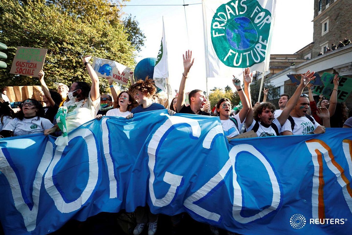 y_nardi's tweet photo. Ma che bella questa giornata di sole e di lotta, piena di giovani, di luce e di colori. Tantissime persone che urlano ai potenti delle terra che è ora di cambiare un sistema capitalistico malato. #G20roma #G20RomeSummit #frydayforfuture #ExtinctionRebellion https://t.co/Xpcr0OcJvL