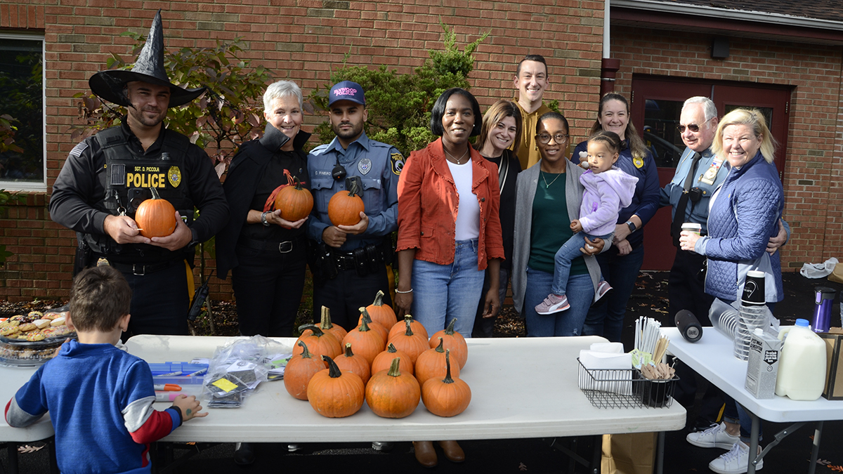fanwoodborough's tweet photo. Fanwood Police reached out to the community today with pumpkins, donuts and charm for the Pumpkins and Police event, co-sponsored by the local Truth &amp; Racial Healing and Transformation Committee. https://t.co/Do3Ws5TfhV