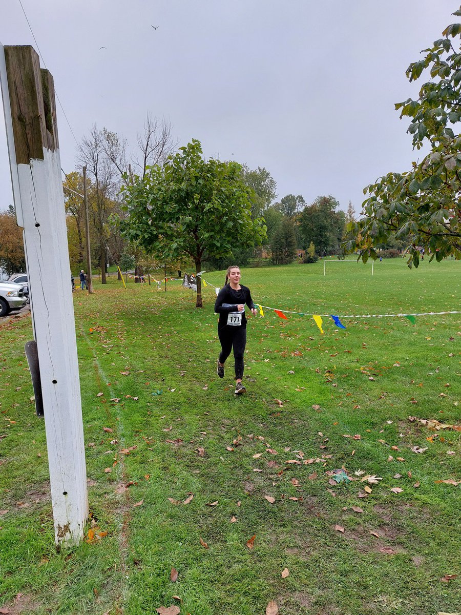 Becca055022's tweet photo. LOSSA XC race today!! 🏃🏼‍♀️ had such an amazing experience! Go HT https://t.co/BgrWFMxVLA