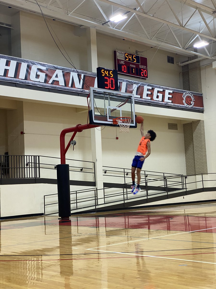 FacilitySports's tweet photo. Flight Hankamp elite open run at Lake Michigan College was a huge success, big talent on the court both girls &amp; boys tore up the hardwood today. College coaches be ready for all the write up’s on these high level players coming next week🏀🏀 https://t.co/vmT3lgmDRs