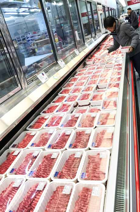 catcheronthesly's tweet photo. @nbalajiv We have banned beef too - in many parts of India. Meanwhile in Costco in US.. https://t.co/iMXPMYmb7Z