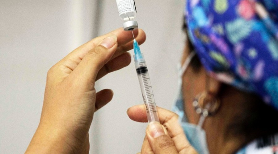 Mega's tweet photo. Minsal inhabilitará Pase de Movilidad a menores de 55 años que no tengan dosis de refuerzo >> https://t.co/4mQ9A26CIB https://t.co/ndzHYW9lsw