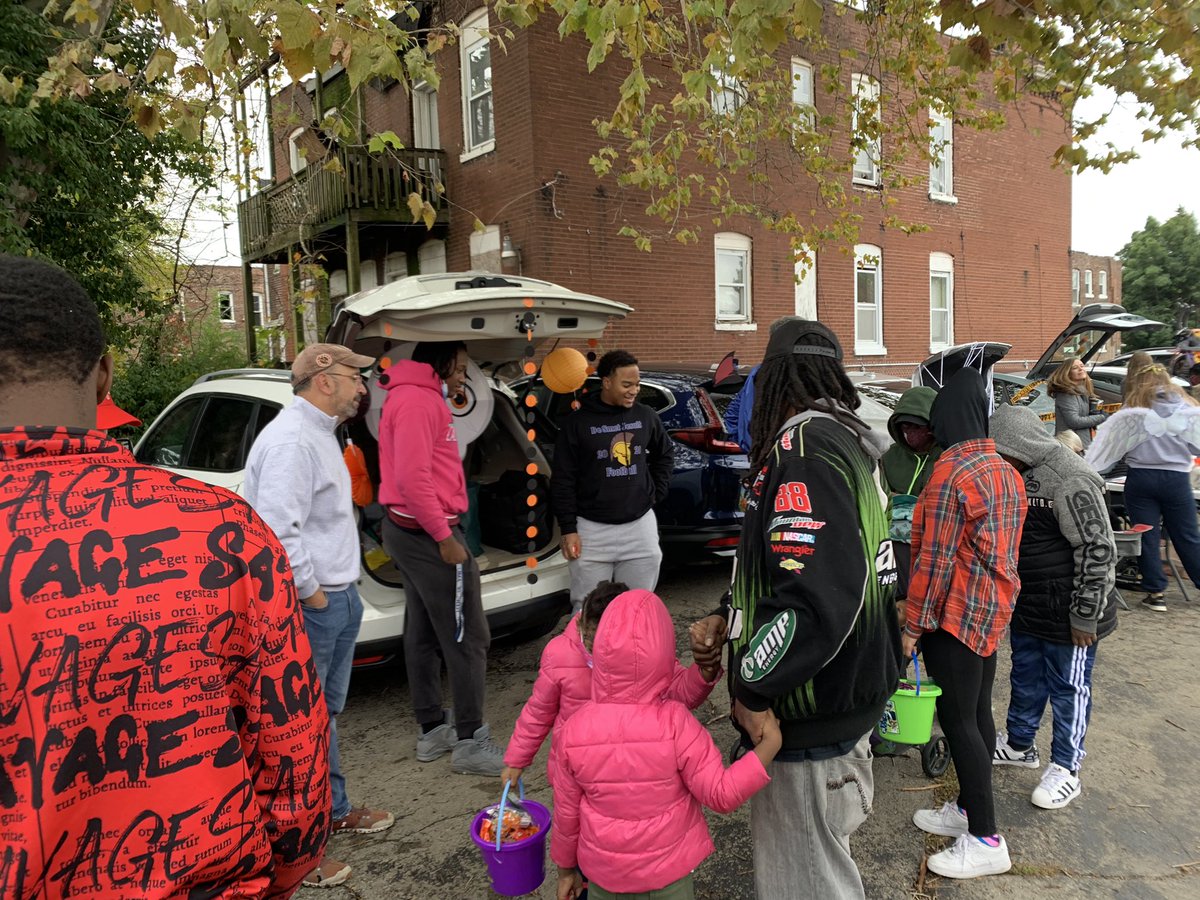 DSJMinistry's tweet photo. BSU and Campus Ministry students passed out candy at the St. Matt’s trunk or treat in the Ville. @DeSmetJesuitHS #MenforandwithOthers https://t.co/Bd44vYxrvW