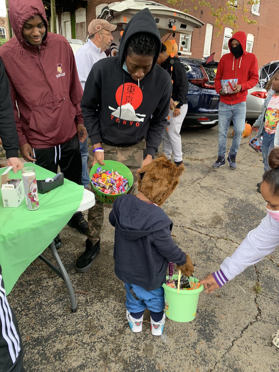 DSJMinistry's tweet photo. BSU and Campus Ministry students passed out candy at the St. Matt’s trunk or treat in the Ville. @DeSmetJesuitHS #MenforandwithOthers https://t.co/Bd44vYxrvW