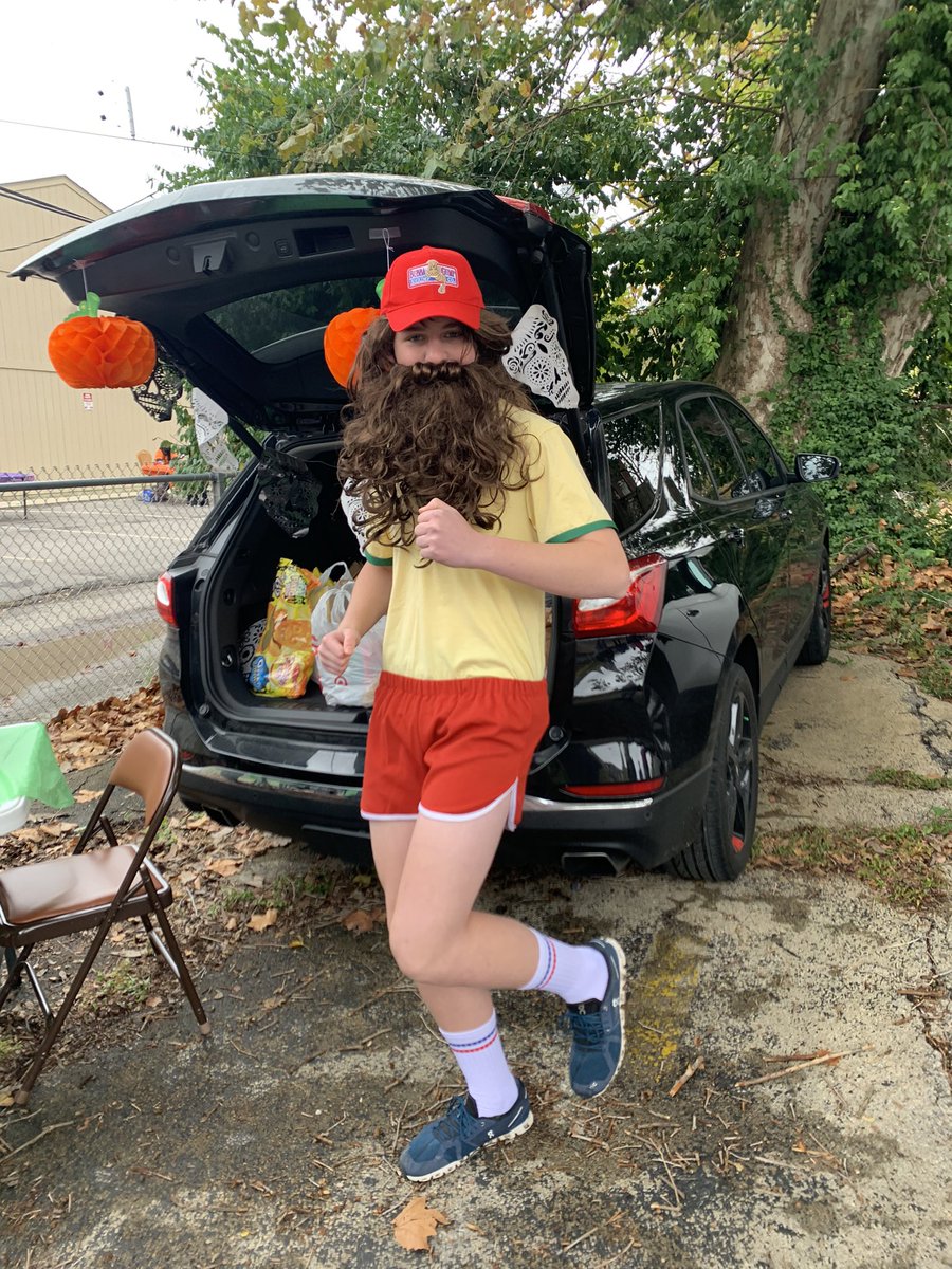 DSJMinistry's tweet photo. BSU and Campus Ministry students passed out candy at the St. Matt’s trunk or treat in the Ville. @DeSmetJesuitHS #MenforandwithOthers https://t.co/Bd44vYxrvW