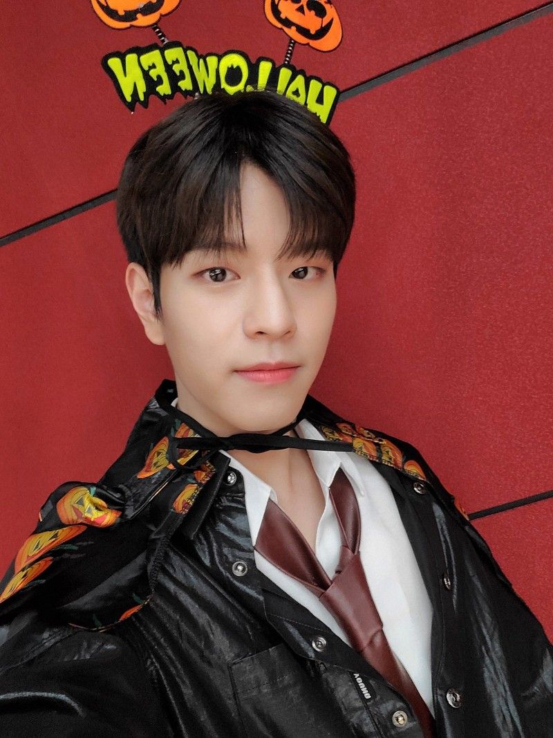 seungthyg's tweet photo. happy halloween!!🎃🧛 https://t.co/RL6pPnxaoF