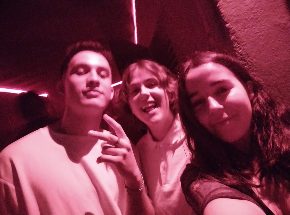 Aquest dijous a razz vaig perdre el mobil amb una tjove nova a la funda. Siusplau doneu rt per trobar aquests genis que el van trobar, es van fer un selfie i el van deixar a objectes perduts🙏🏻🙏🏻 HONOR I GLÒRIA